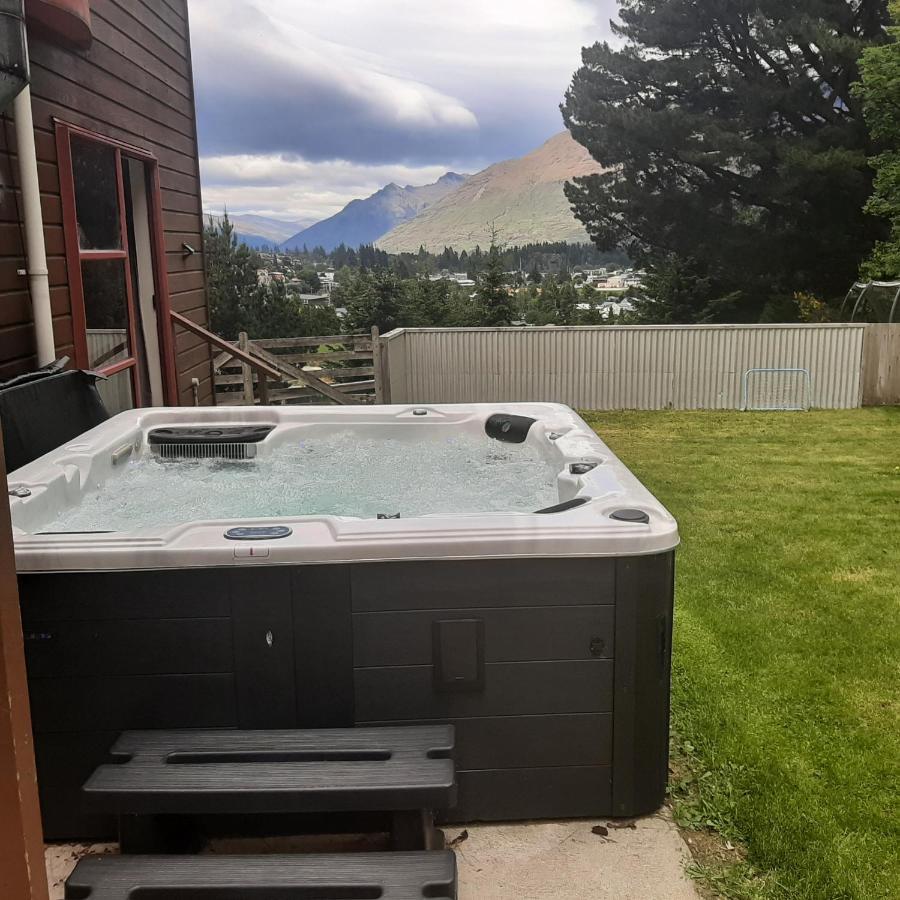Hot Tub And Views Over Central Queenstown - Entire Holiday House Exterior photo