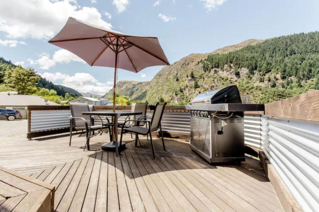 Hot Tub And Views Over Central Queenstown - Entire Holiday House Exterior photo