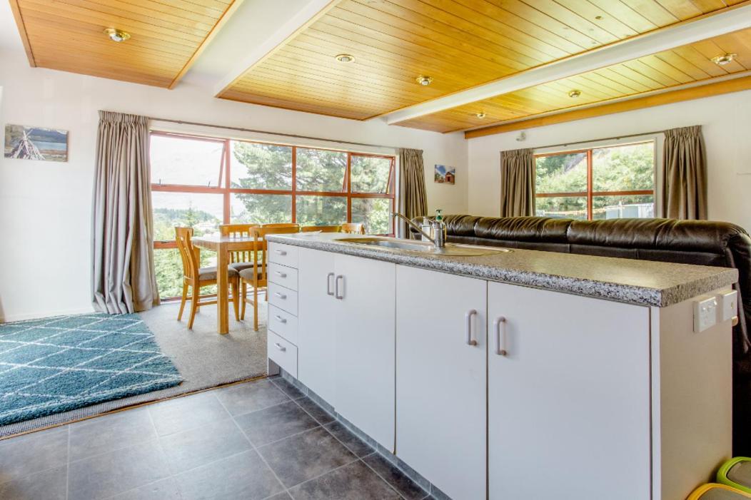 Hot Tub And Views Over Central Queenstown - Entire Holiday House Exterior photo